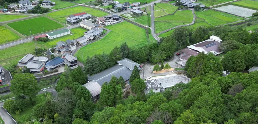 まんてんグループのオフィスから望む里山の風景